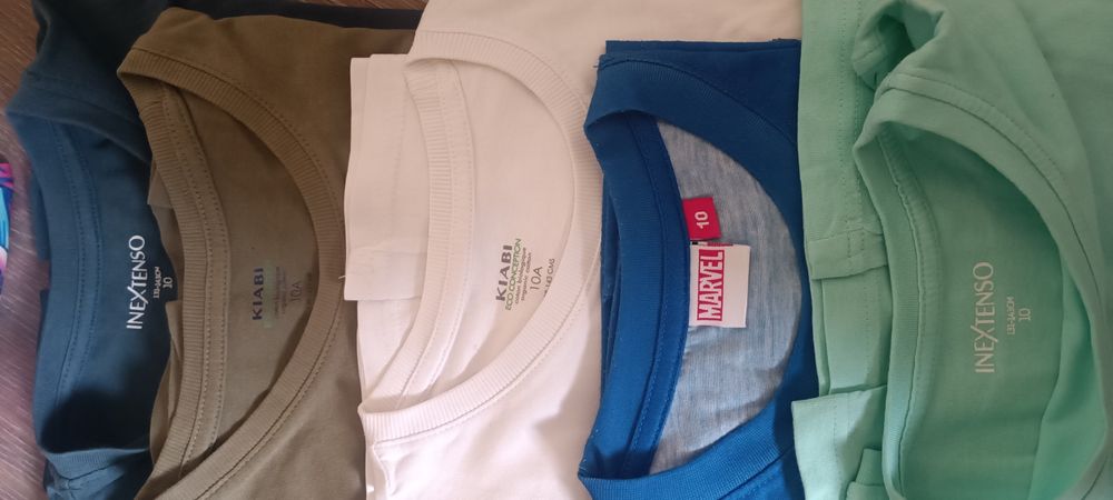 Conjunto de várias peças de roupa de menino