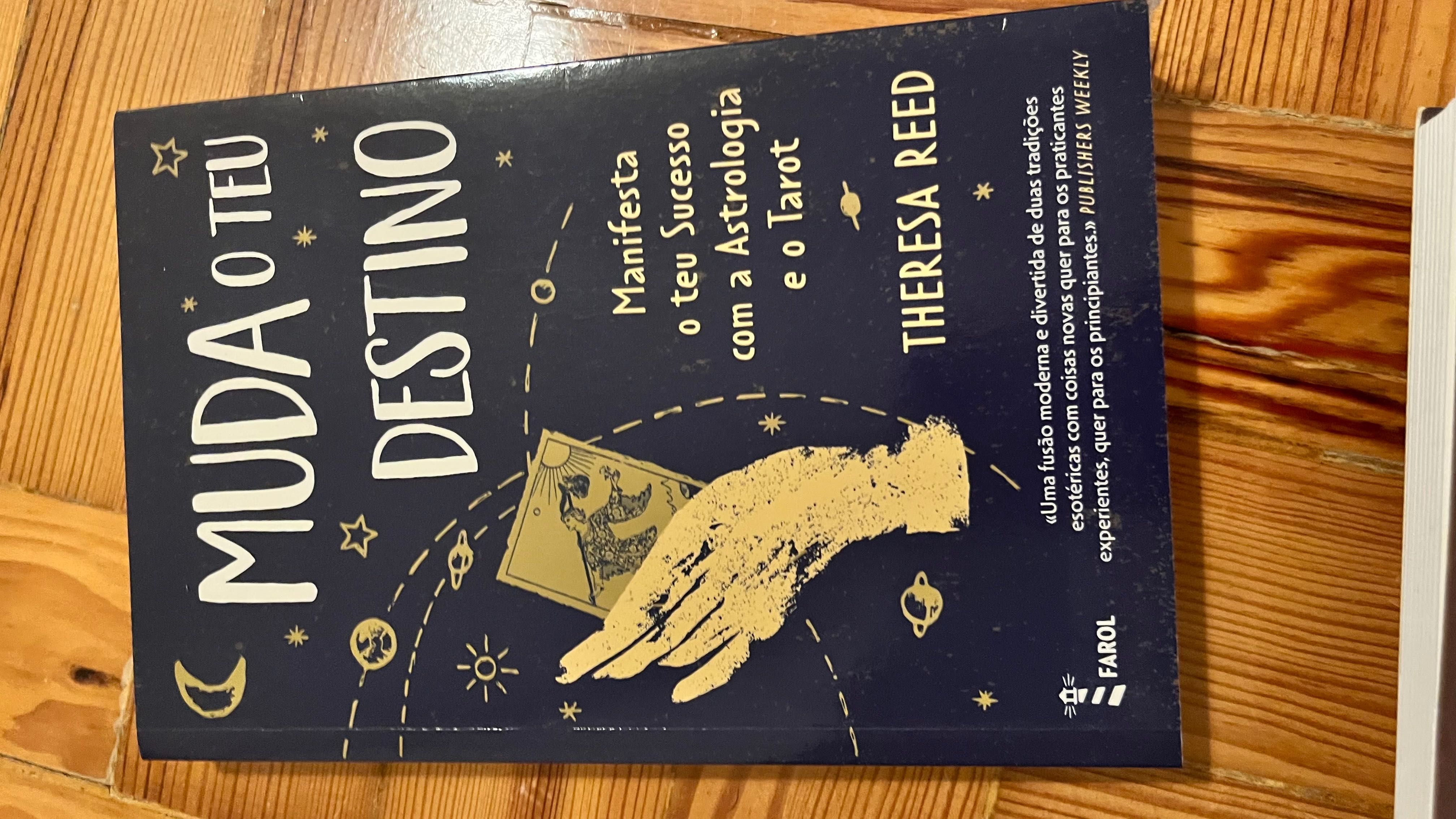 Vendo vários livros de astrologia e tarot e dois baralhos de tarot.
