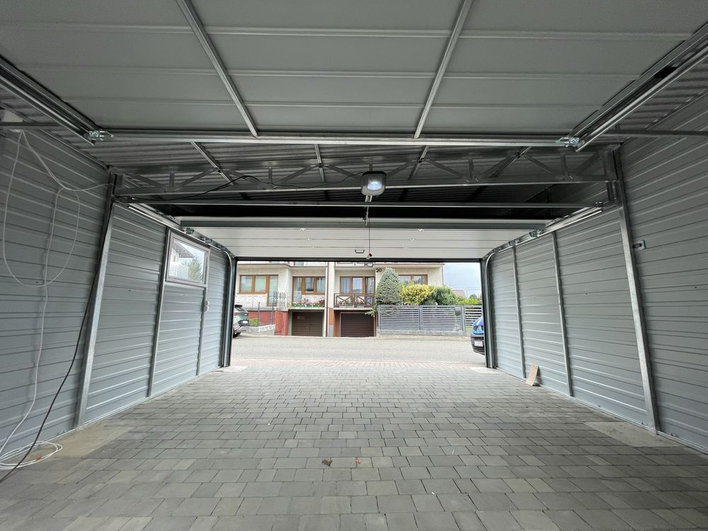 Garaż blaszany 5.5x6, brama segmentowa, grafit mat, PRODUCENT.