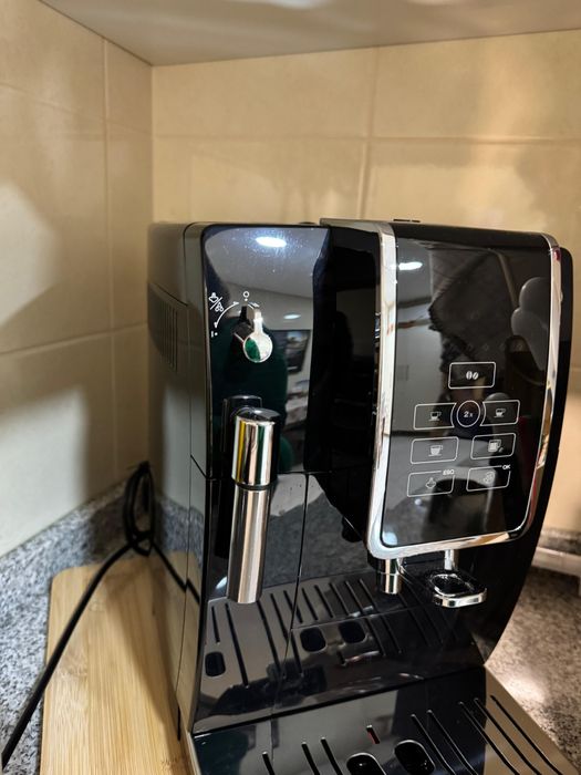 Máquina café automática Dinâmica DeLonghi preta com detalhe prateado