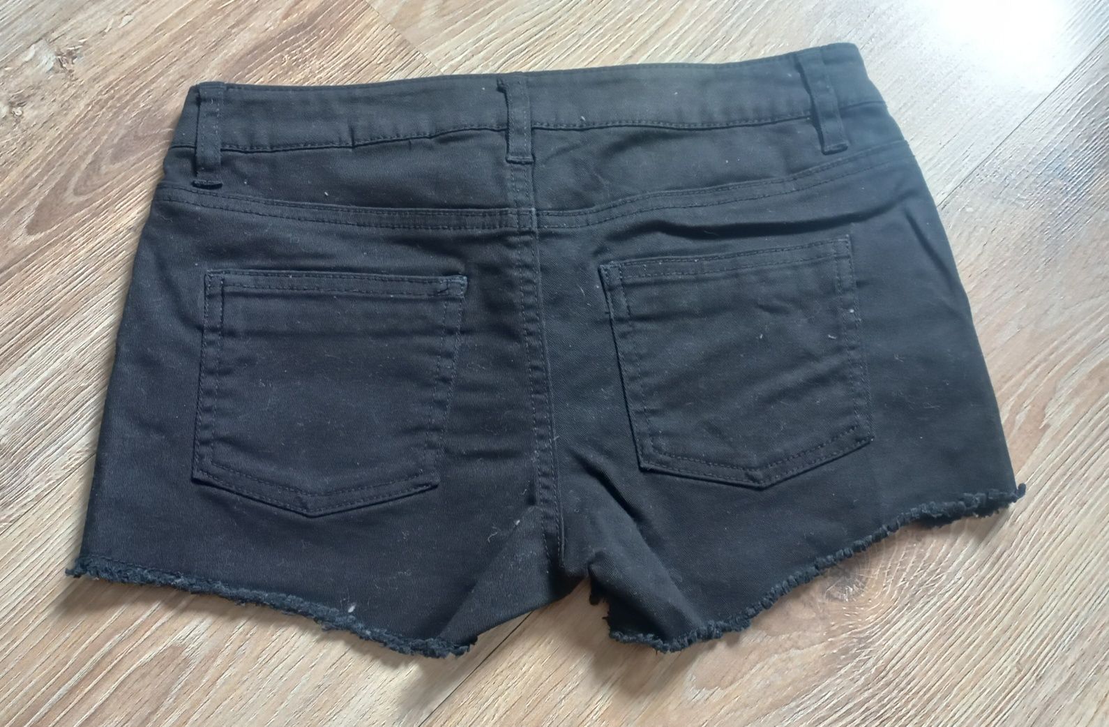 Czarne dziewczęce spodenki jeansowe/szorty by H&M.