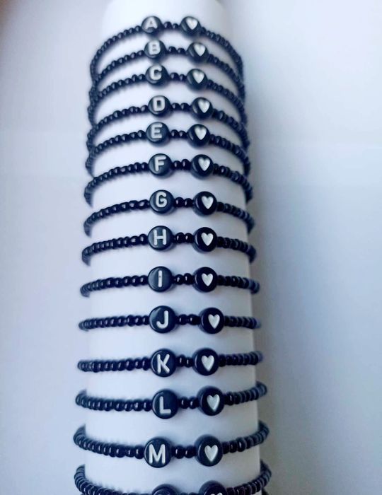 Bransoletka z inicjałem czarna #handmade