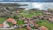 Ruina com excelentes vistas sobre a barragem dos Pisões, Montalegre!