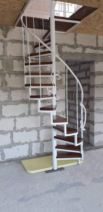 Гвинтові сходи перила нержавіка ковка стекло дерево ступені дуб ясен