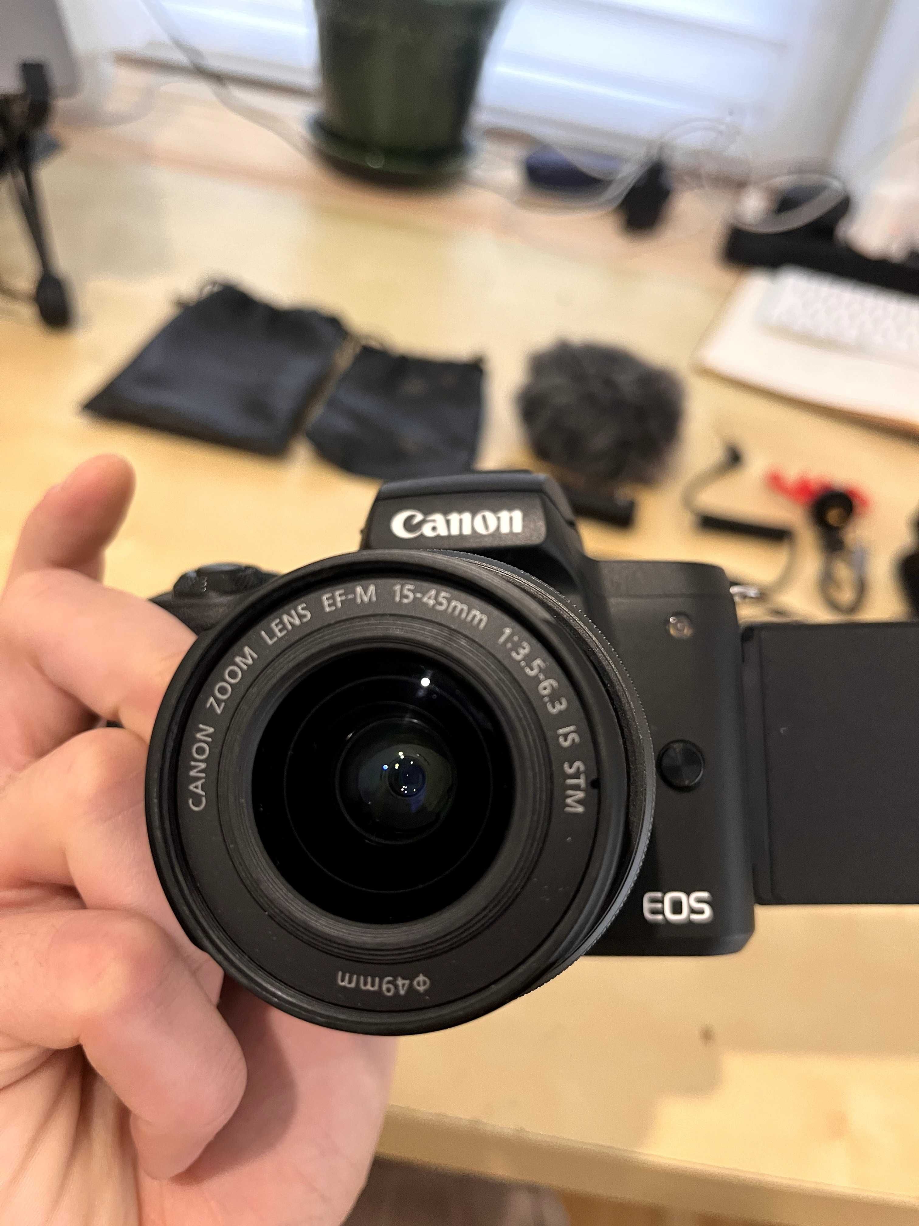Aparat Canon M50 + akcesoria (mikrofon, dummy battery, karty pamięci)