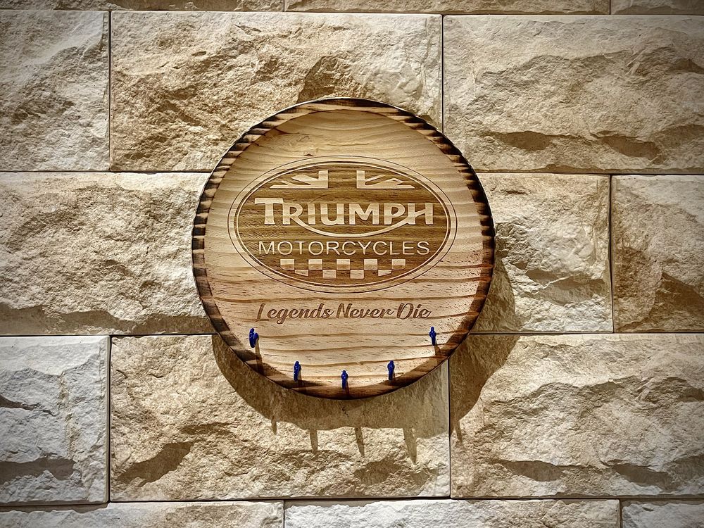 Chaveiro de parede em madeira Triumph