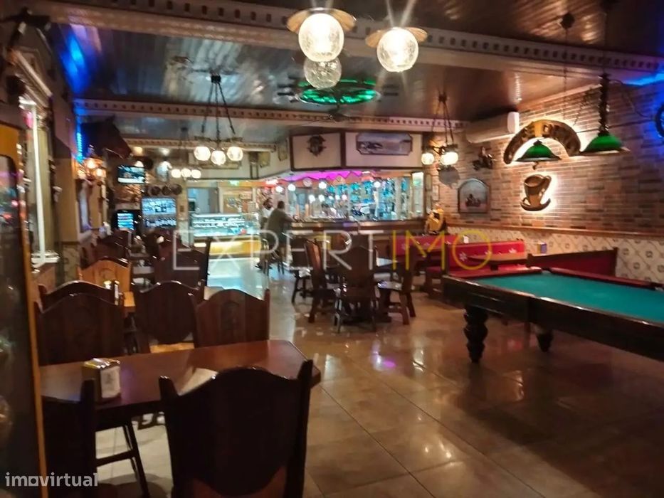 Empreendimento à venda no Carriço (Café - Snack Bar e 3 Lojas)