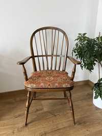 Solidne stare stylowe drewniane krzesło fotel z oparciem patyczak