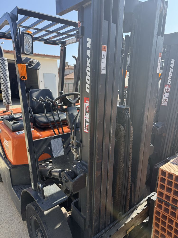 Empilhador Doosan de 2.5T Triplex