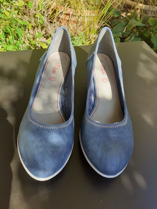 Niebieskie skórzane czółenka marki s.Oliver