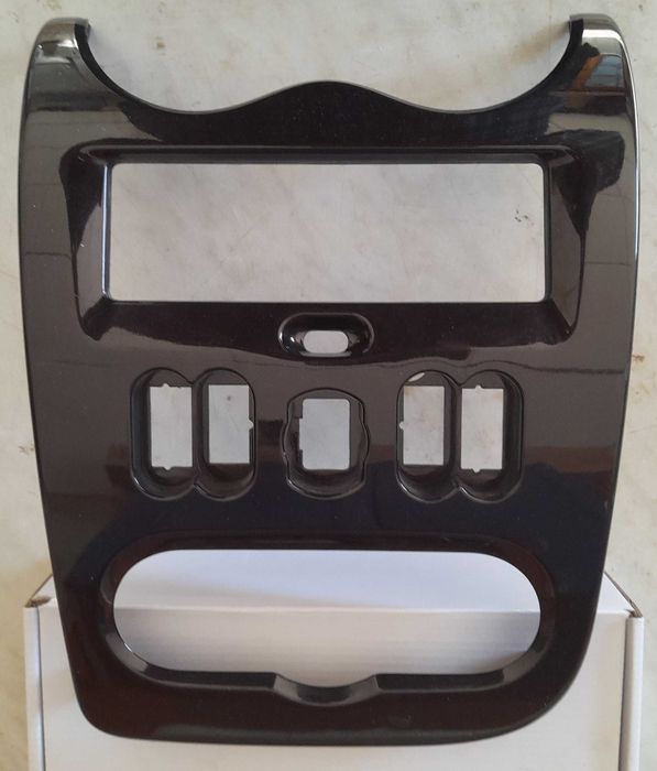 Рамка для магнитолы Рено Дастер