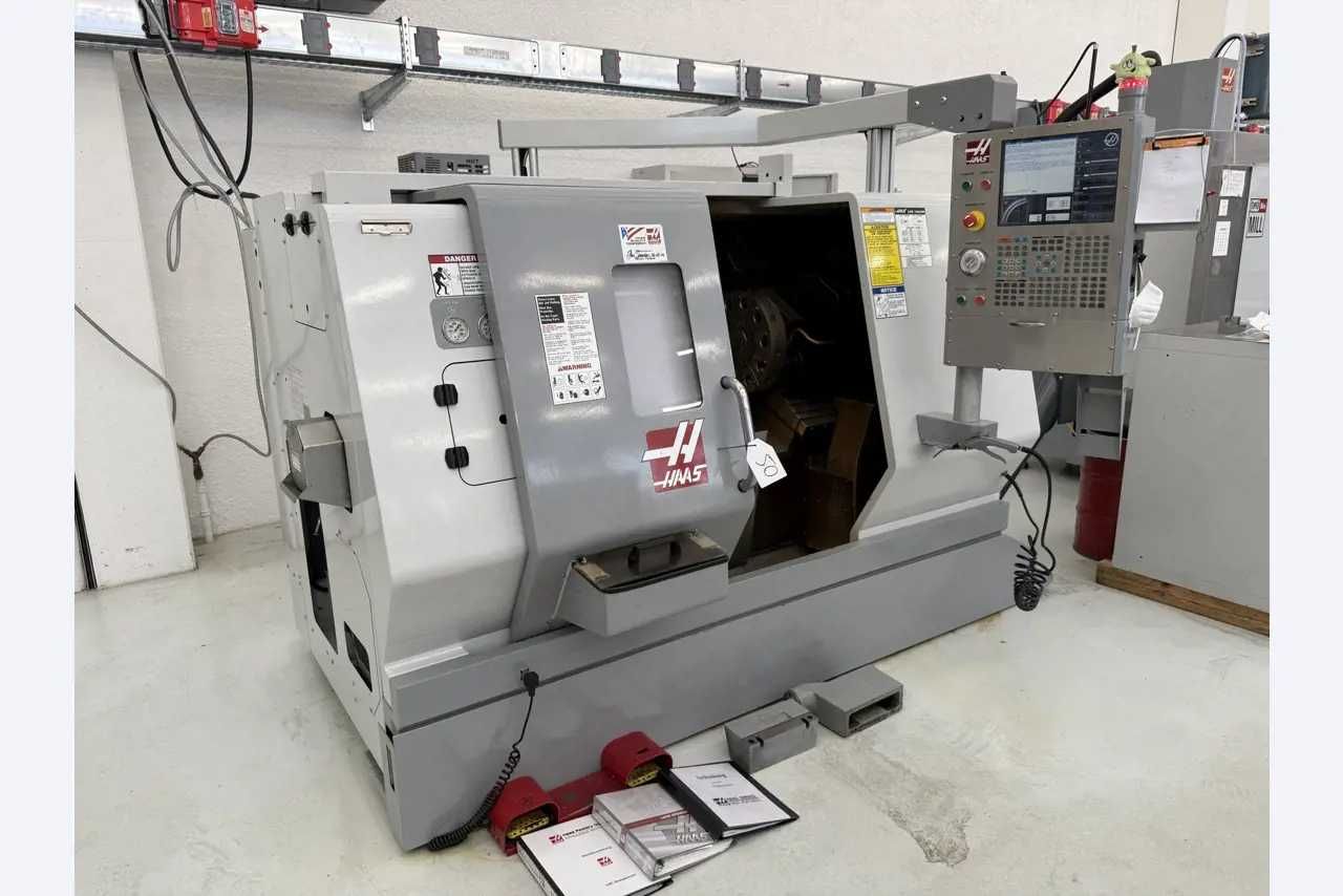 Токарний верстат з ЧПУ Haas SL20, верстатне оснащення в комплекті.
