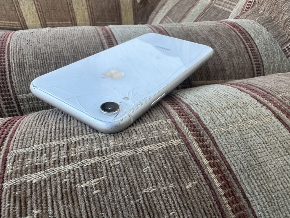 Продам iPhone XR на запчасти