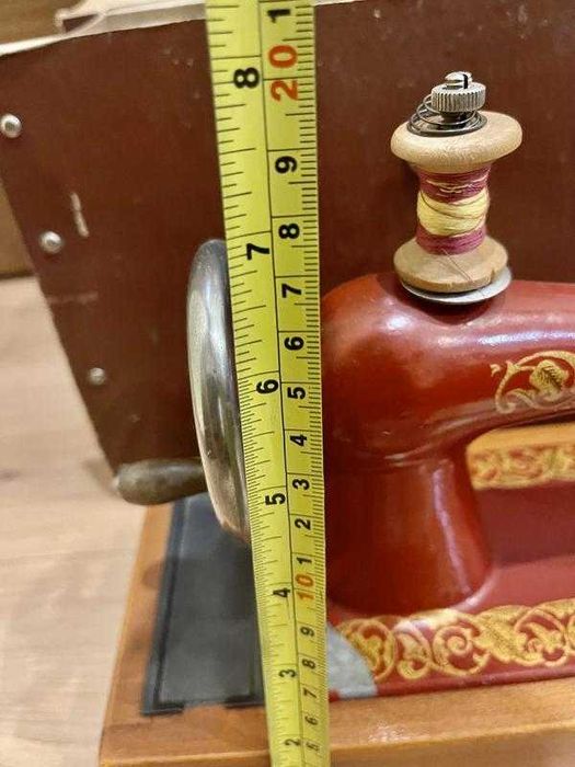 Іграшкова вінтажна швейна машинка