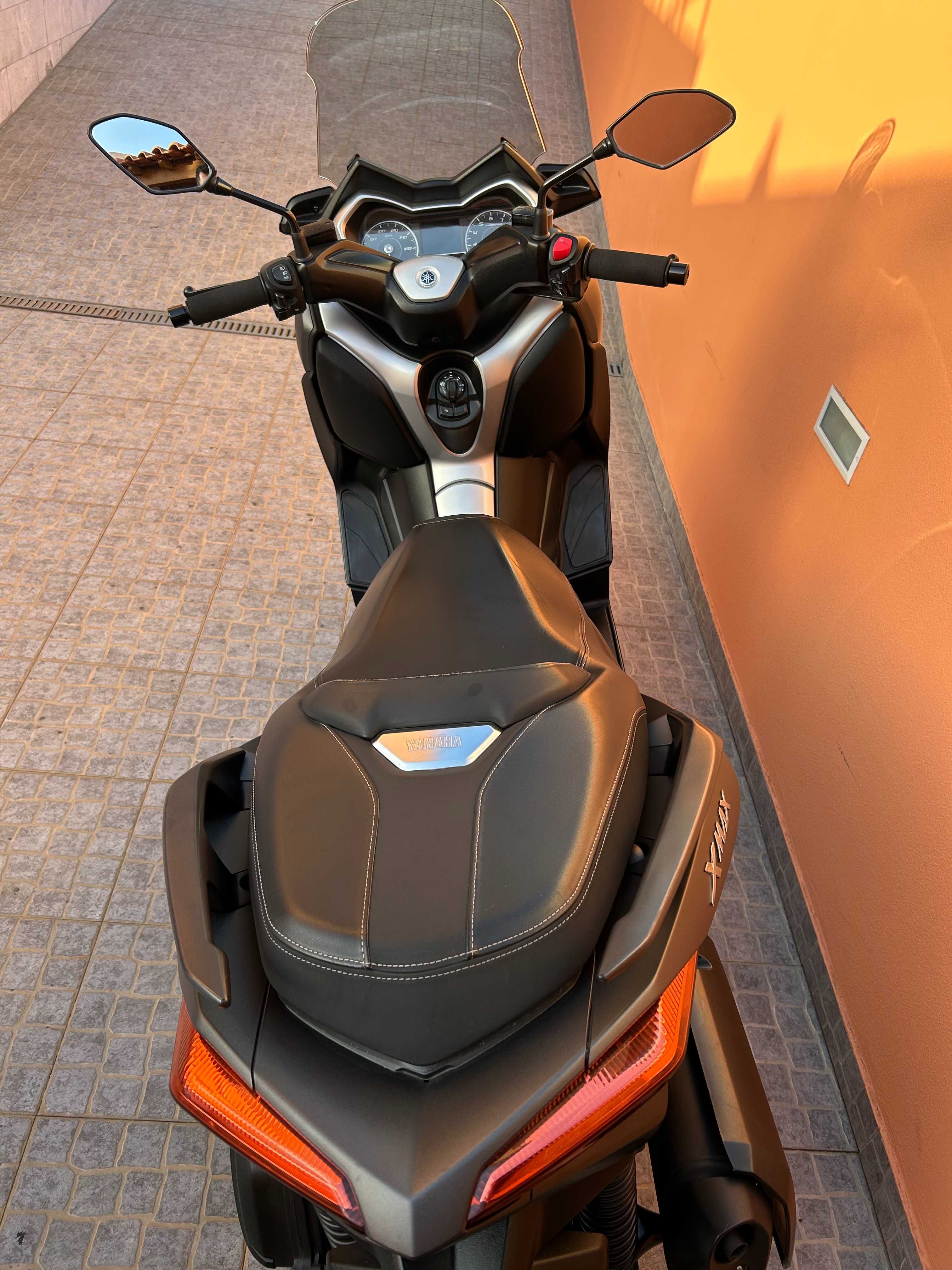 Yamaha xmax 300.