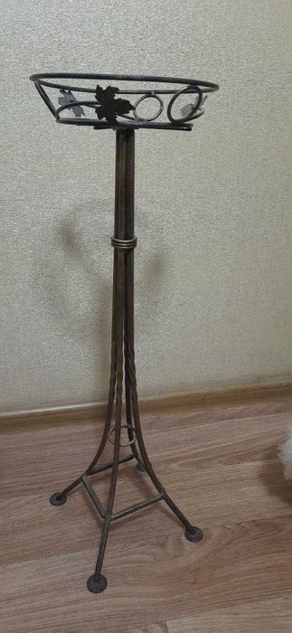 Кована підставка для квітів