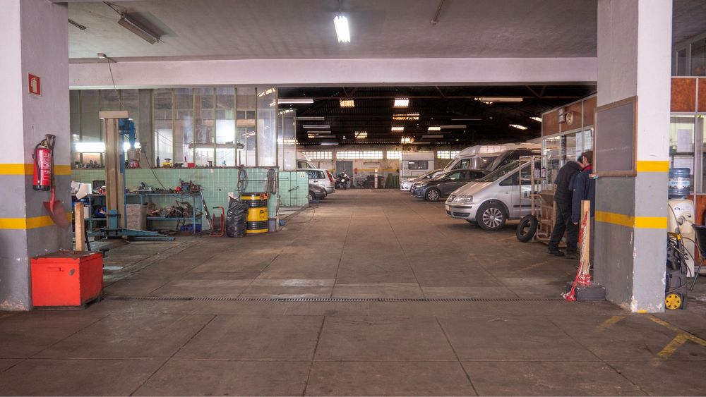Vende-se ou aluga-se armazem/loja/garagem 1000m2