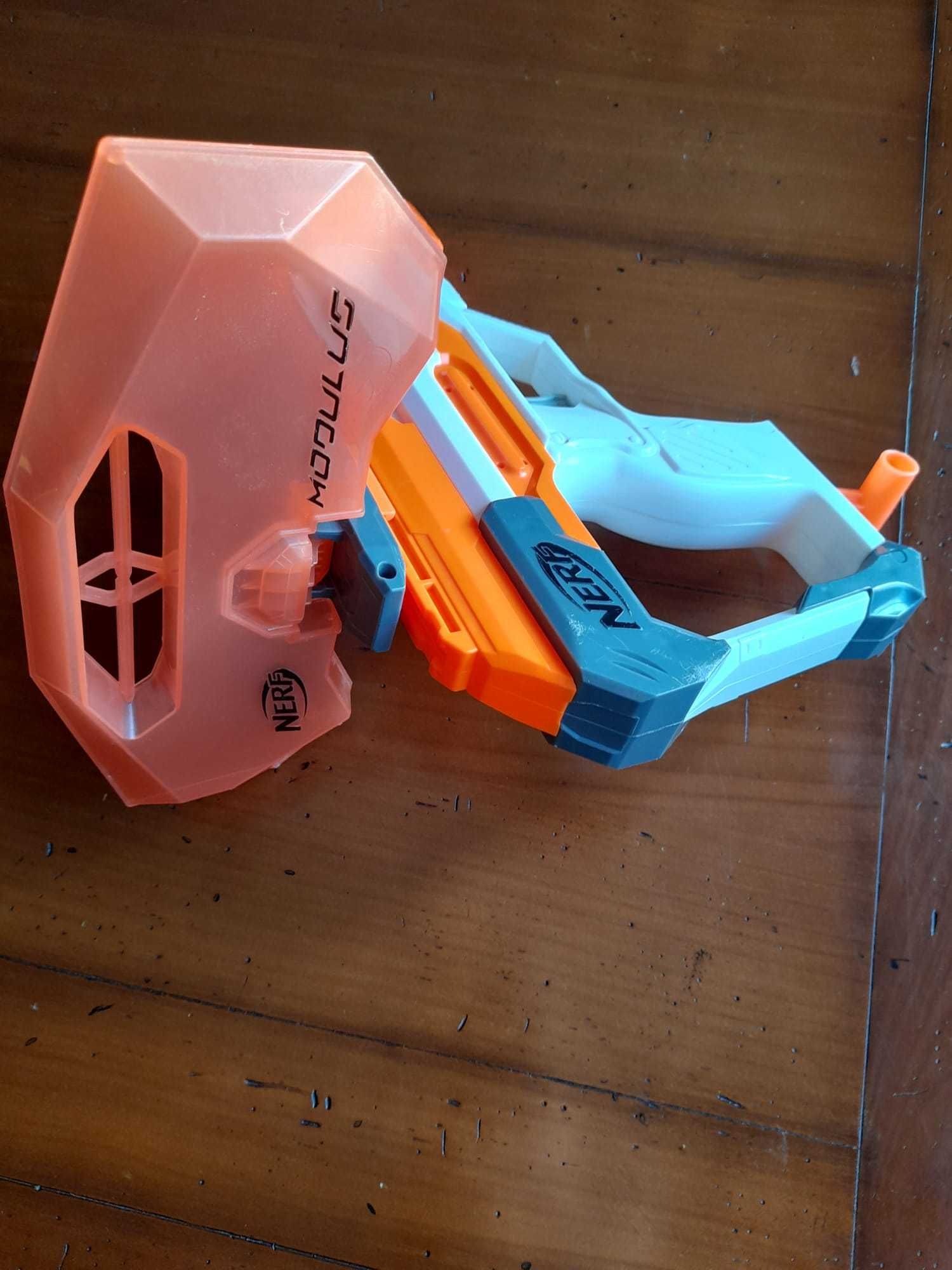 Nerf laranja e branca com acessório de proteção visual