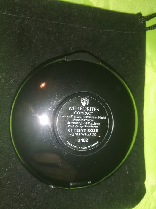 Освітлююча та матуюча пресована пудра Guerlain Teint Rose Meteorites