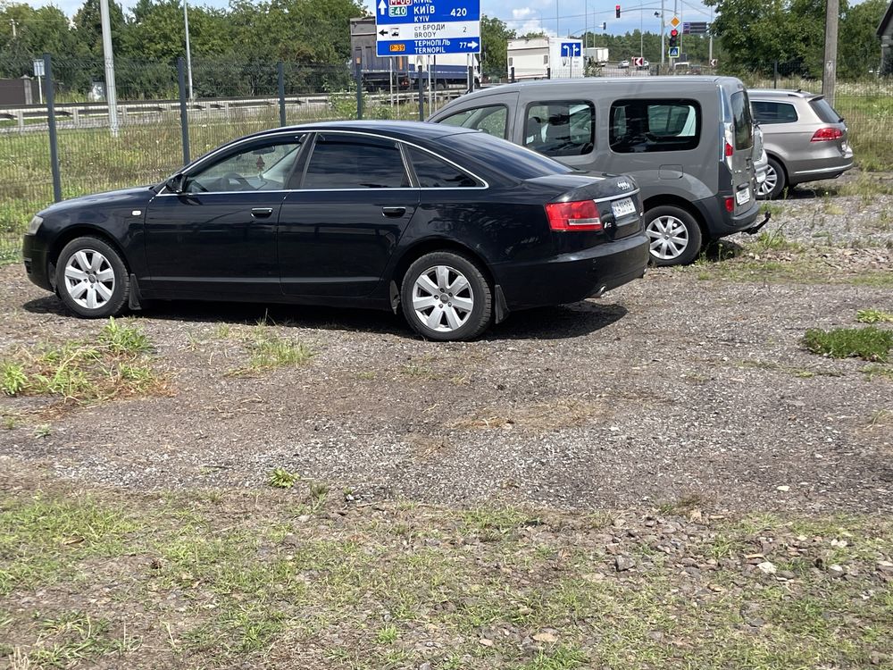 Бродівський авторинок на трасі.