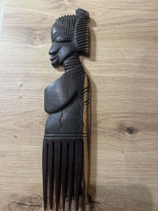 Escultura cabo-verdiana em madeira — pente cerimonial (Mindelo, 1993)