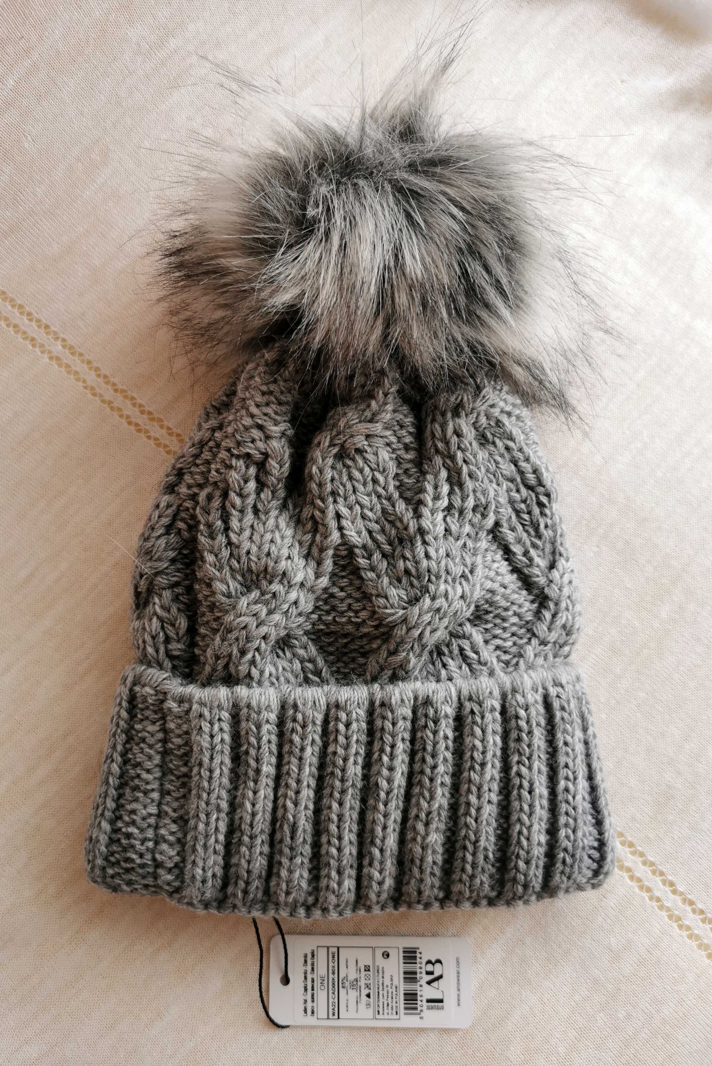 Szara zimowa czapka z pomponem