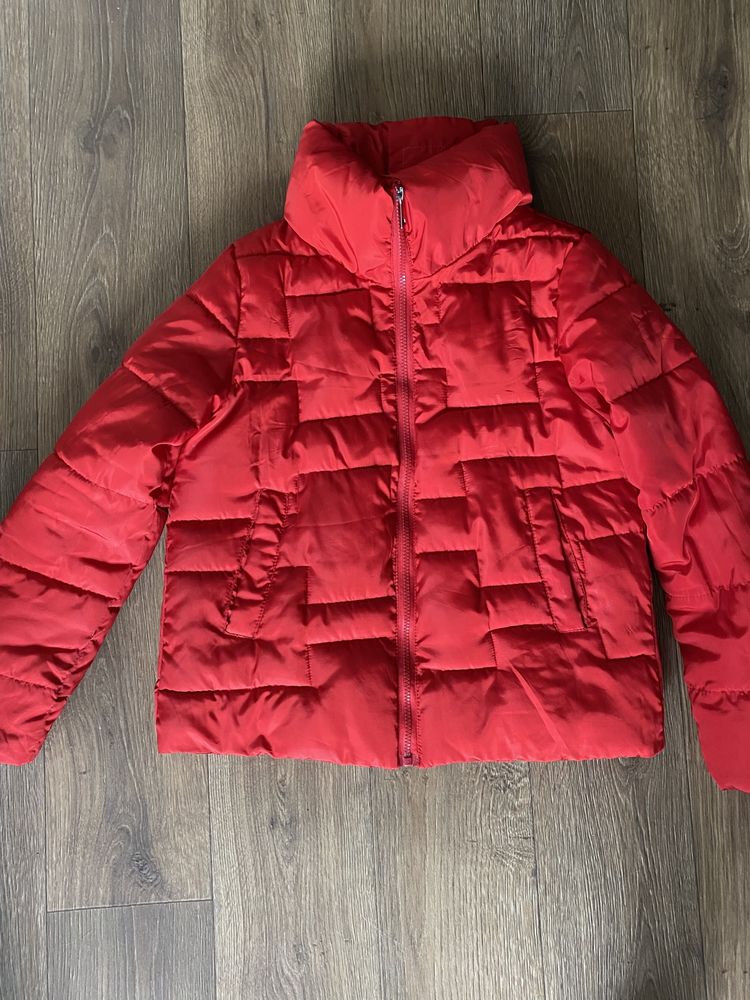 Осіння утеплена червона курточка