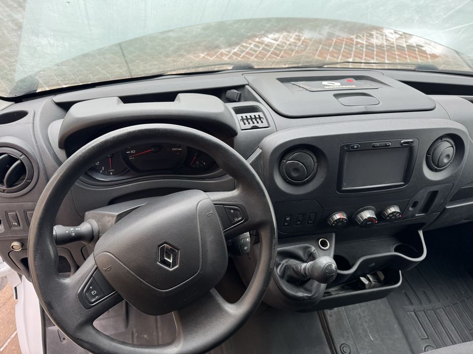 Продается RENAULT MASTER 2017 года.