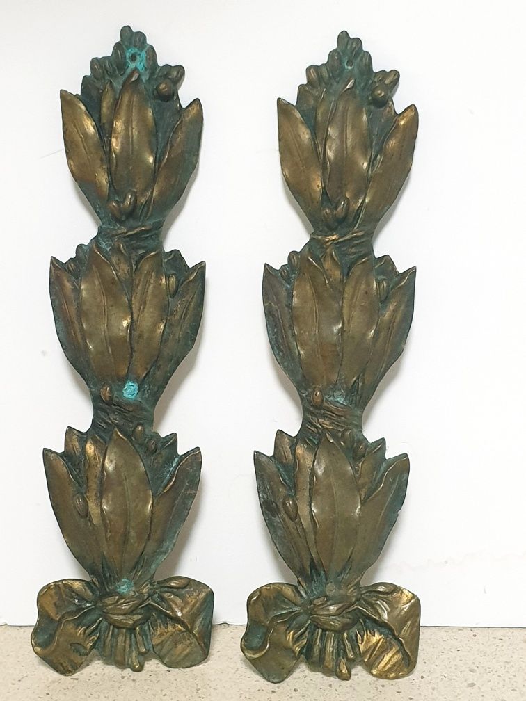 Par de antigos apliques / ornamentos de mobília do Sec XIX em bronze