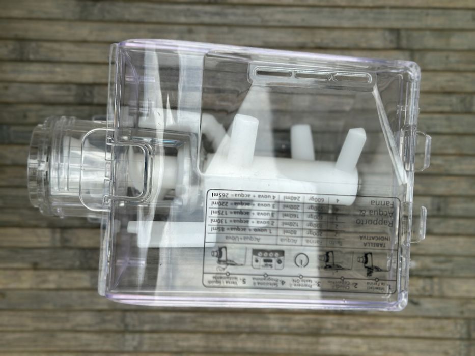 Pojemnik z mieszadłem do maszynki Sirge PastaMagic