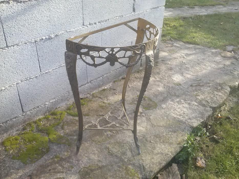 estrutura de mesa em bronze