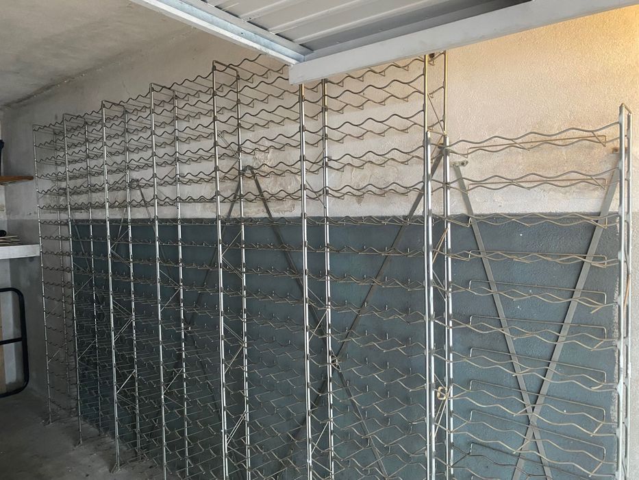 Garrafeira de vinho. Para 200 garrafas. Adega de vinho.