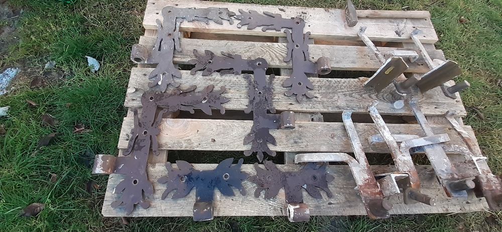 Zawiasy do bramy garażowej