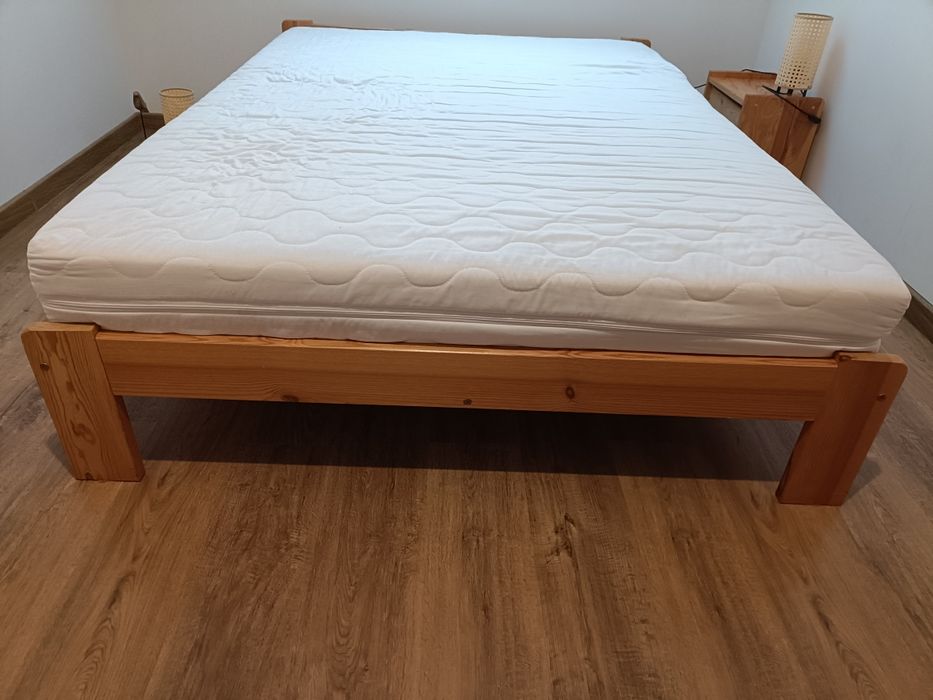 Łóżko sosnowe lakierowane z materacem 140x200
