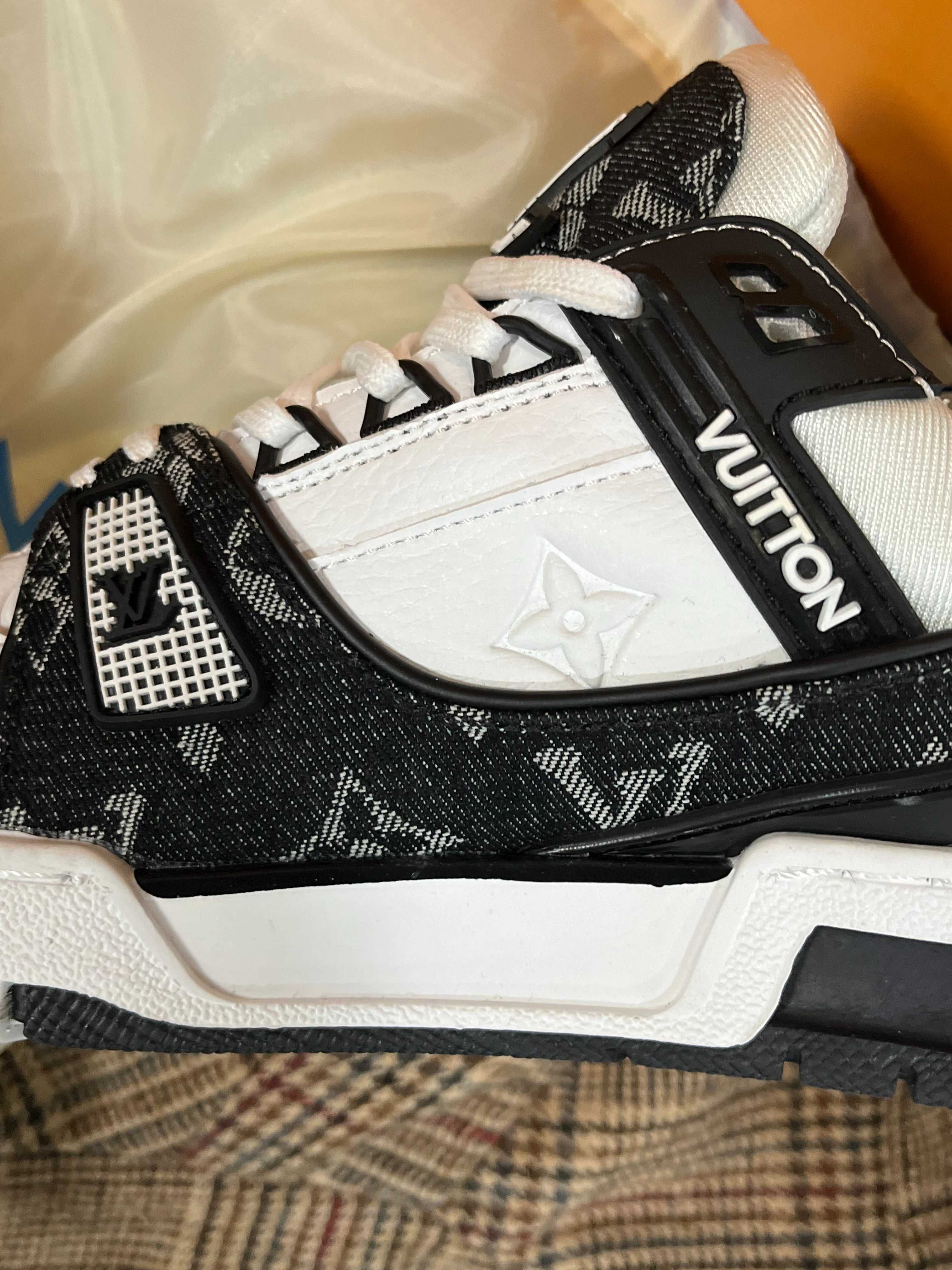 Louis Vuitton LV Trainer White Black EU 44