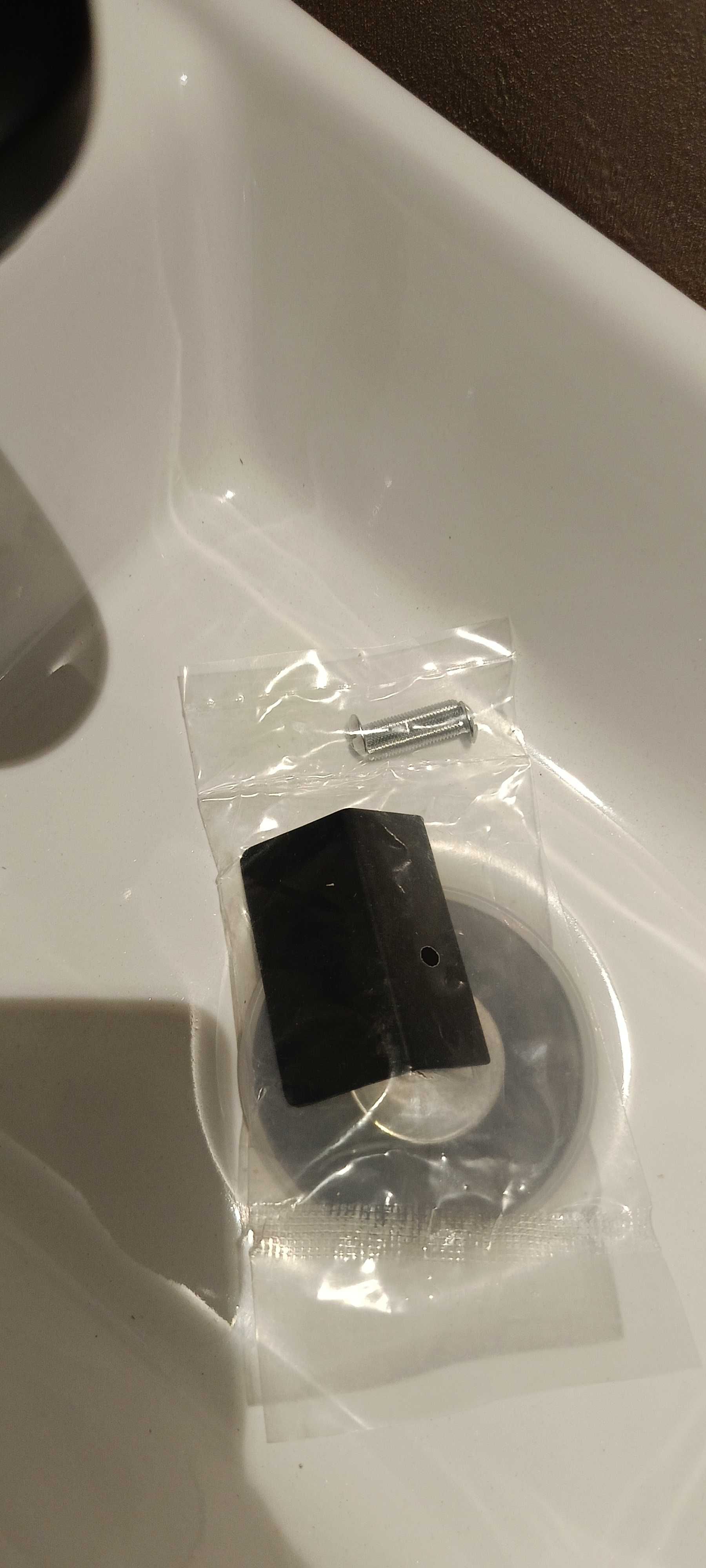 Szafka łazienkowa z umywalką. Wc