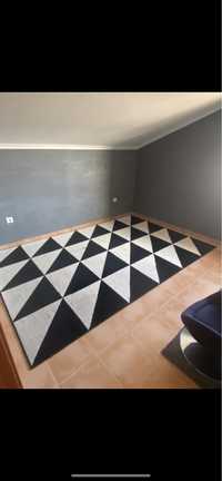 Carpete grande Ikea triangulos preto e branco 200 x 300 cm