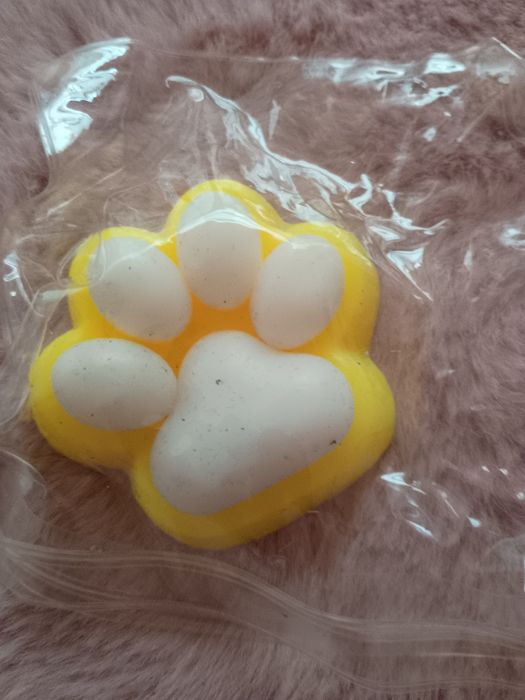 Łapka idealna zabawka zolta