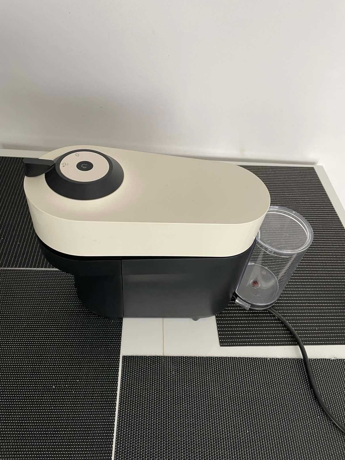 Sprzedam ekspres do kawy na kapsulki De Longhi Nespresso Vertuo Next