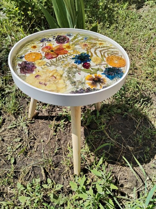 Унікальний столик з квітковою заливкою епоксидною смолою