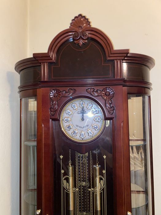 Relógio com Vitrine em Ambos os Lados