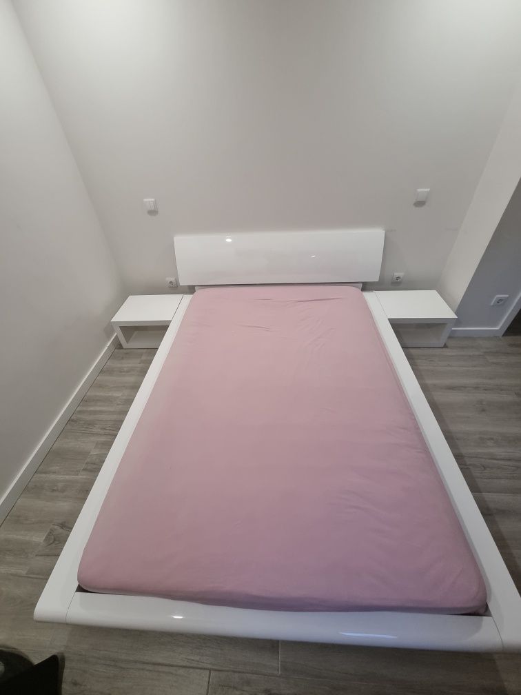 Cama de Casal em Branco Lacado com Brilho
