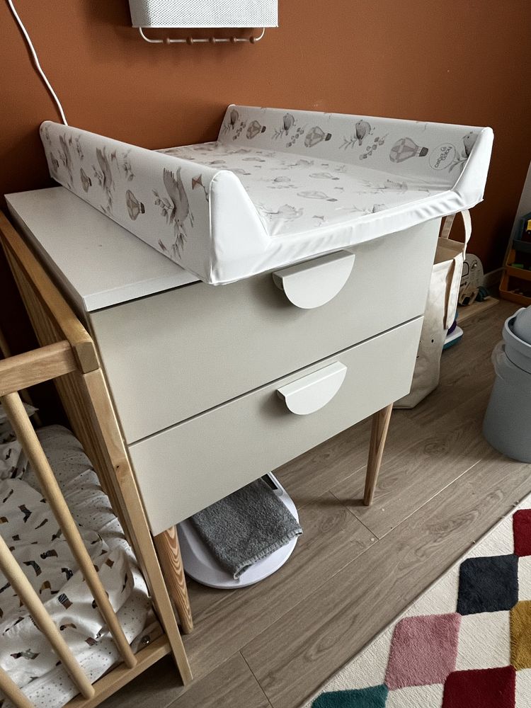 Szafka IKEA PLATSA z drewnianymi nóżkami- idealna pod przewijak