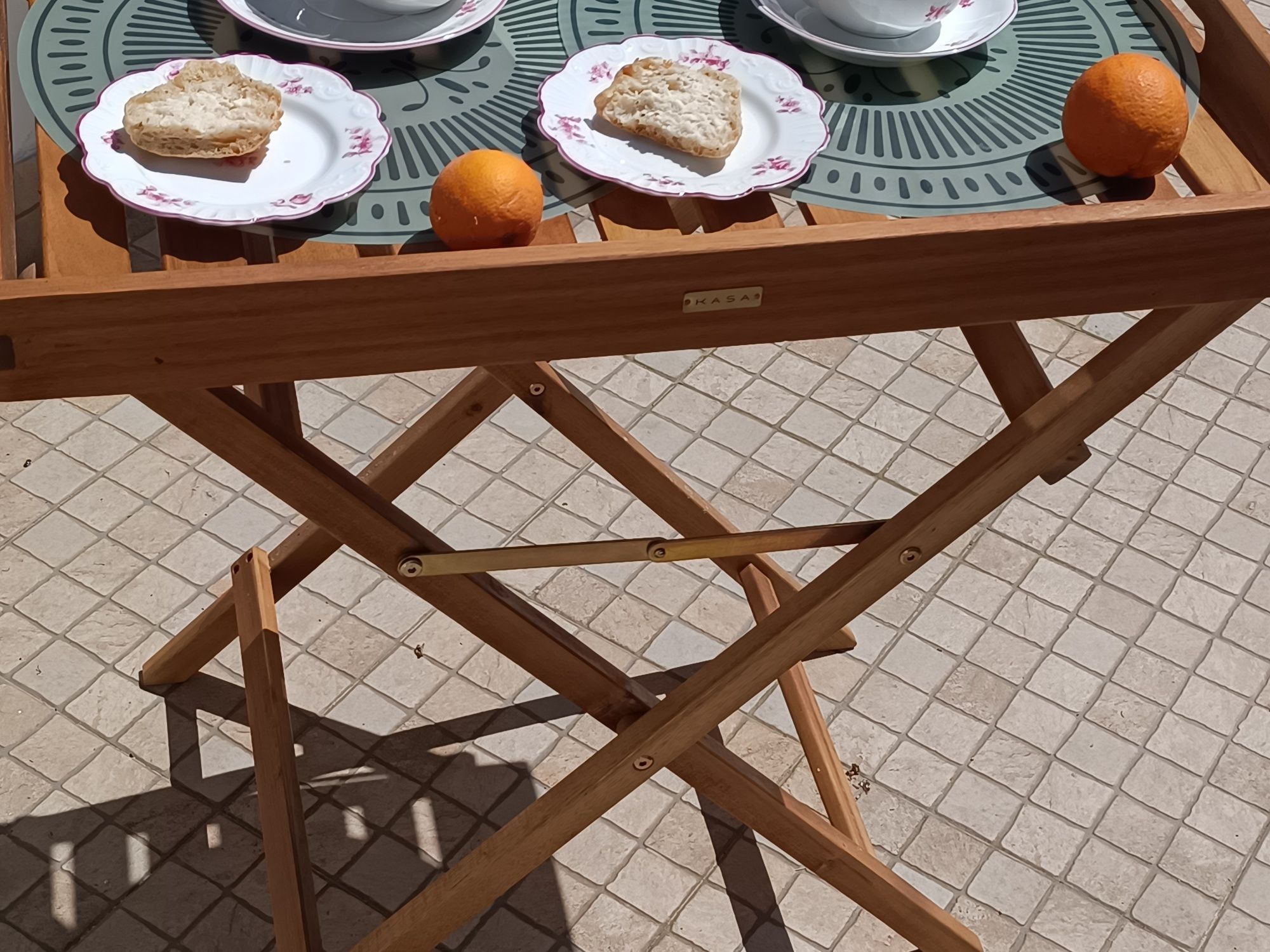 Mesa tabuleiro. Para refeições na varanda ou no jardim ou na cam