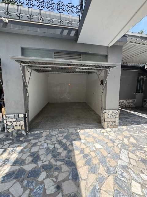 T4 com Garagem e Arrecadaçǎo no Quintal | R/C de Moradia Bi-Familiar