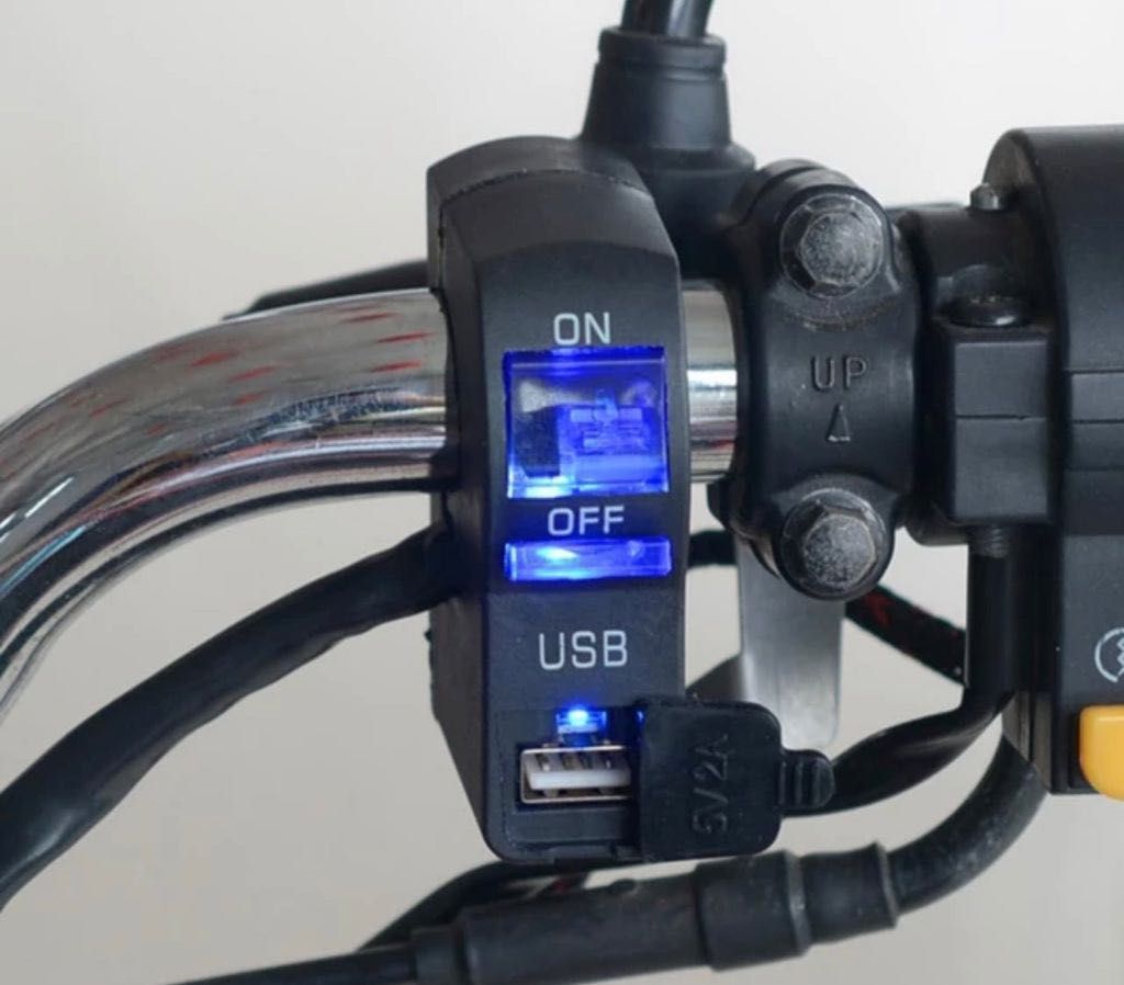 Carregador USB e Interruptor Moto Mota Scooter Universal