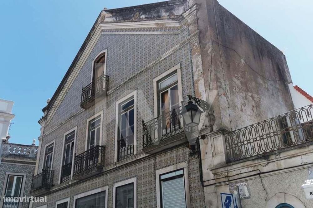Oportunidade única:  Prédio com dois andares para Habitação e um Rés d