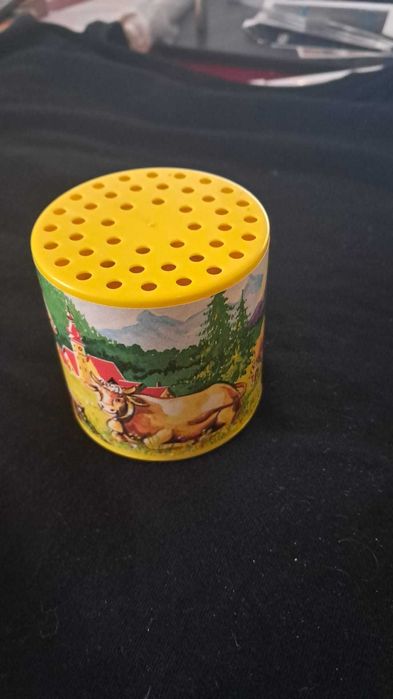 Caixa de Mugido Vintage com Ilustração de Vacas