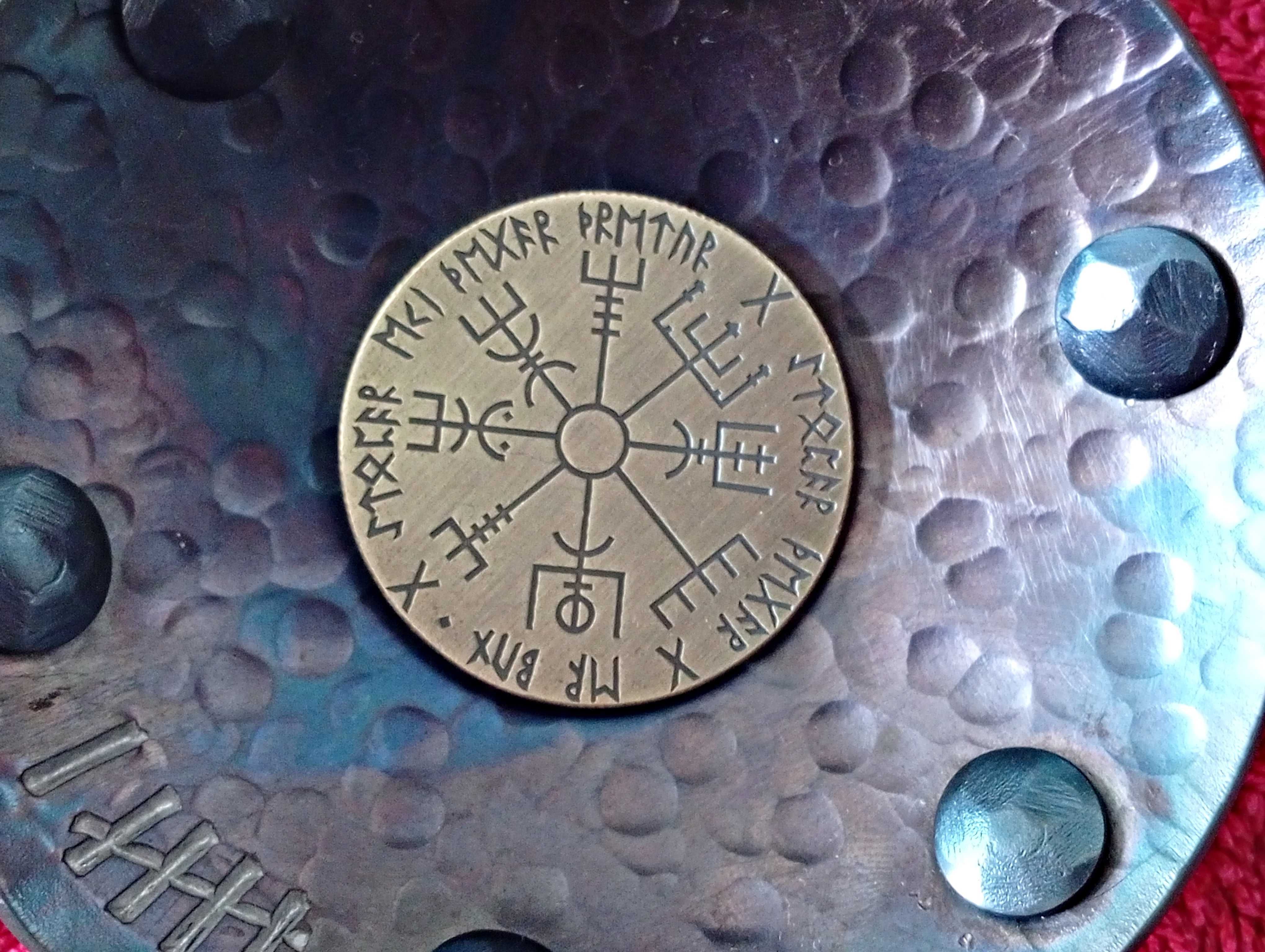 Moeda Viking com runas. Moeda da sorte fabricada em metal e bronzeada
