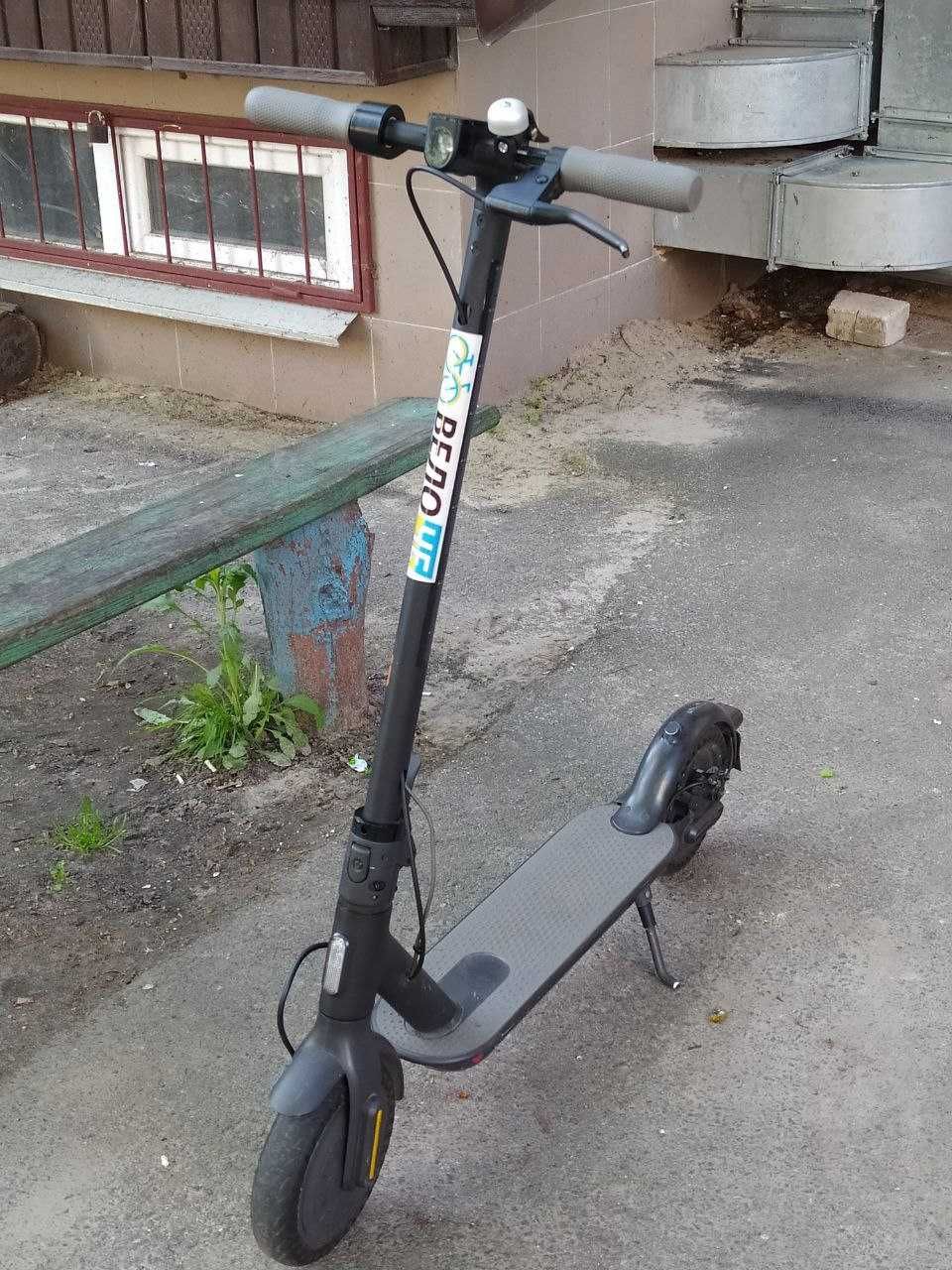 Продам електросамокат Xiaomi Mi Scooter M